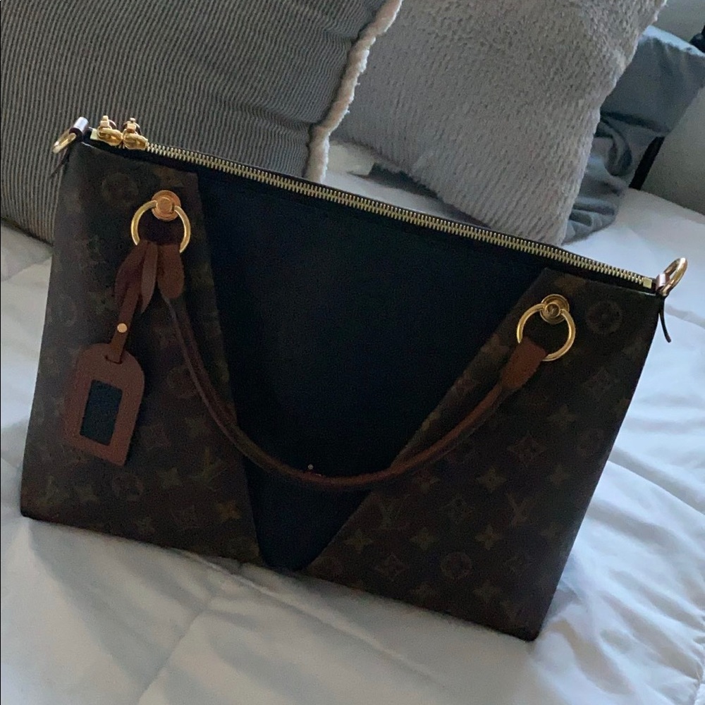Louis Vuitton v tote